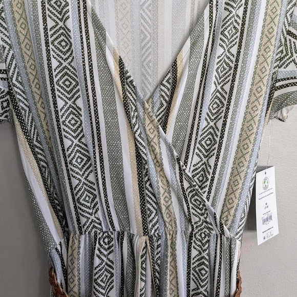 🆕Sage green boho/aztec pattern, green,black,&white w/ belt, women's medium - Picture 8 of 8